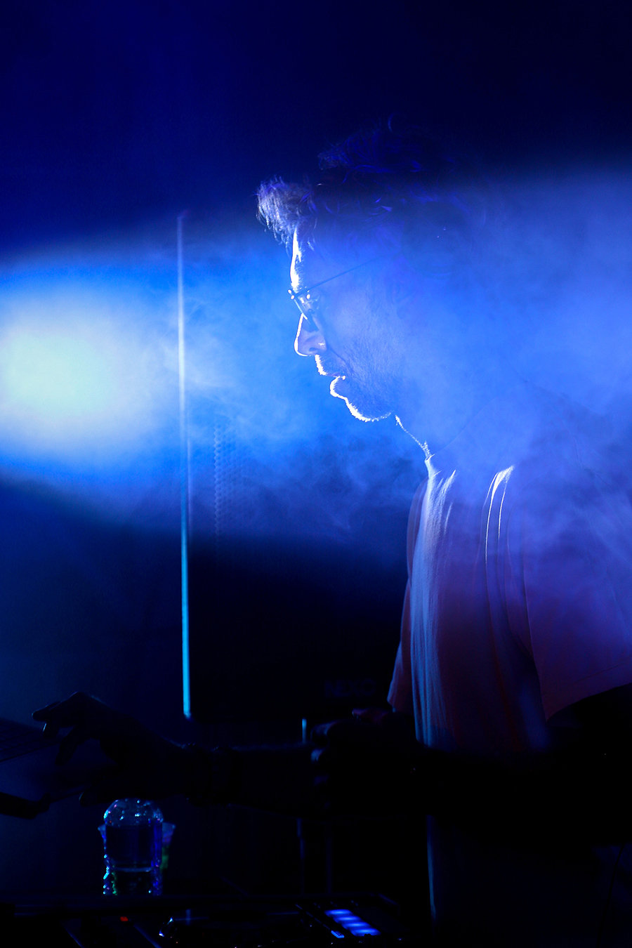DJ sur scène lors de la soirée du 14 juillet de Sarreguemines. ©2023 Mathieu Improvisato