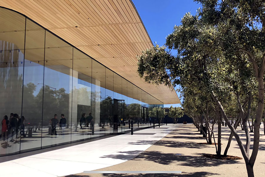 Une des façades du Visitor center du siège d'Apple à Cupertino. ©2018 Mathieu Improvisato
