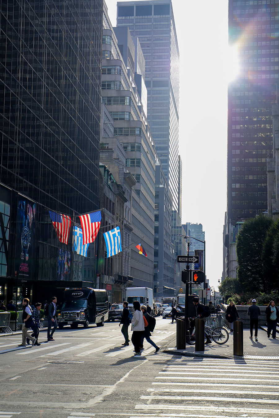 Rue de New York sous un soleil en contre-jour. ©2023 Mathieu Improvisato