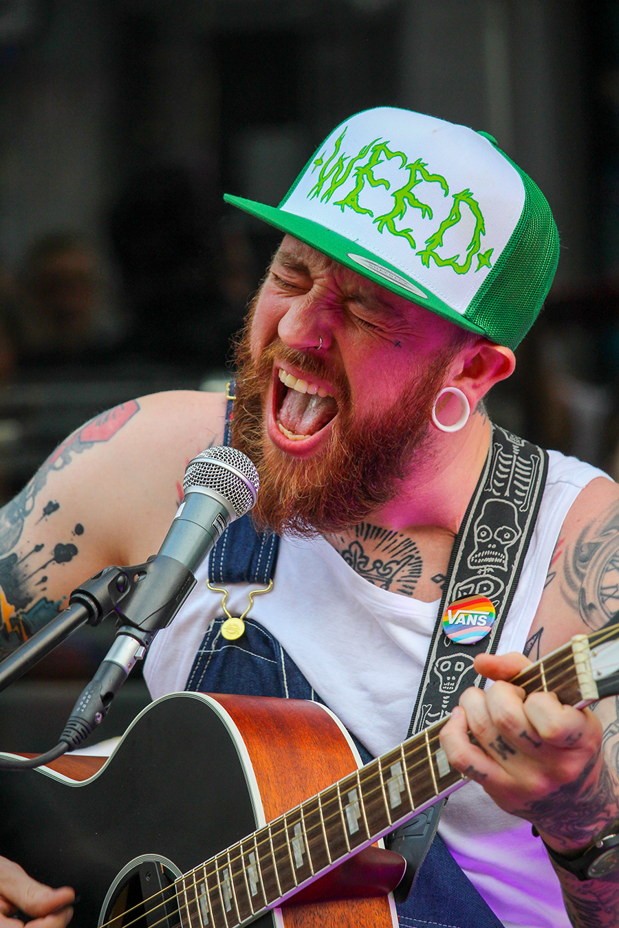 Chanteur de rock guitariste avec une barbe et une casquette Weed lors de la fête de la musique 2023 à Sarreguemines. ©2023 Mathieu Improvisato